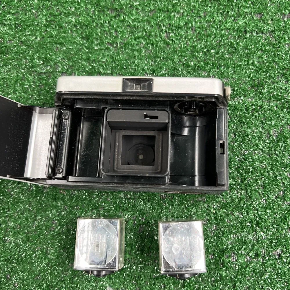 Vintage Kodak Instamatic 104‎ Film Camera With 2 Sylvania Flash Cubes